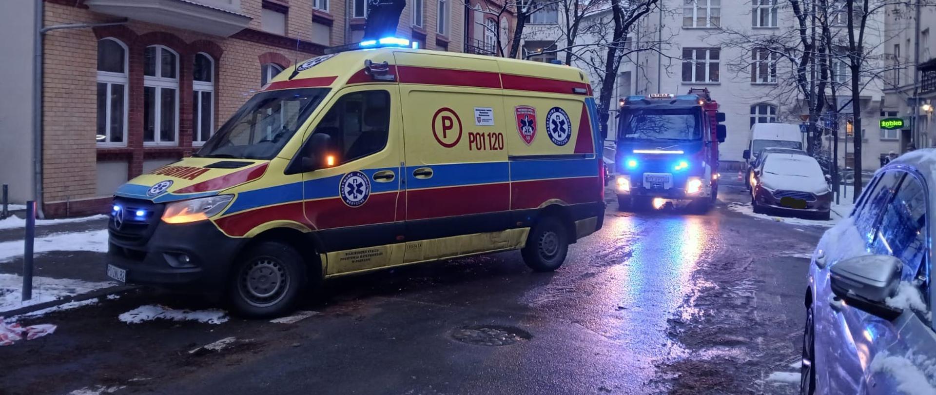 Zastępy straży pożarnej oraz karetka pogotowia na miejscu zdarzenia