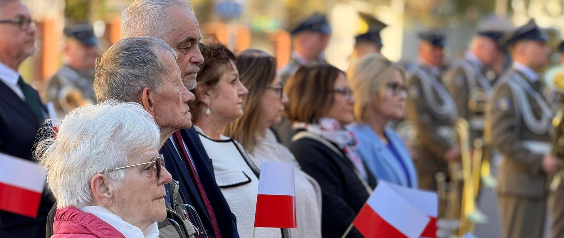 Zdjęcie przedstawia ludzi z flagami biało-czerwonymi