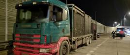 Zespół pojazdów z dwoma szambami betonowymi i kanałem samochodowym ważył 50,4 zamiast dopuszczalnych 40. Ciężarówkę zatrzymał patrol Inspekcji Transportu Drogowego na ekspresowej „siódemce” w pobliżu Szydłowca.