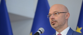 Wiceminister energii Michał Kurtyka podczas konferencji prasowej