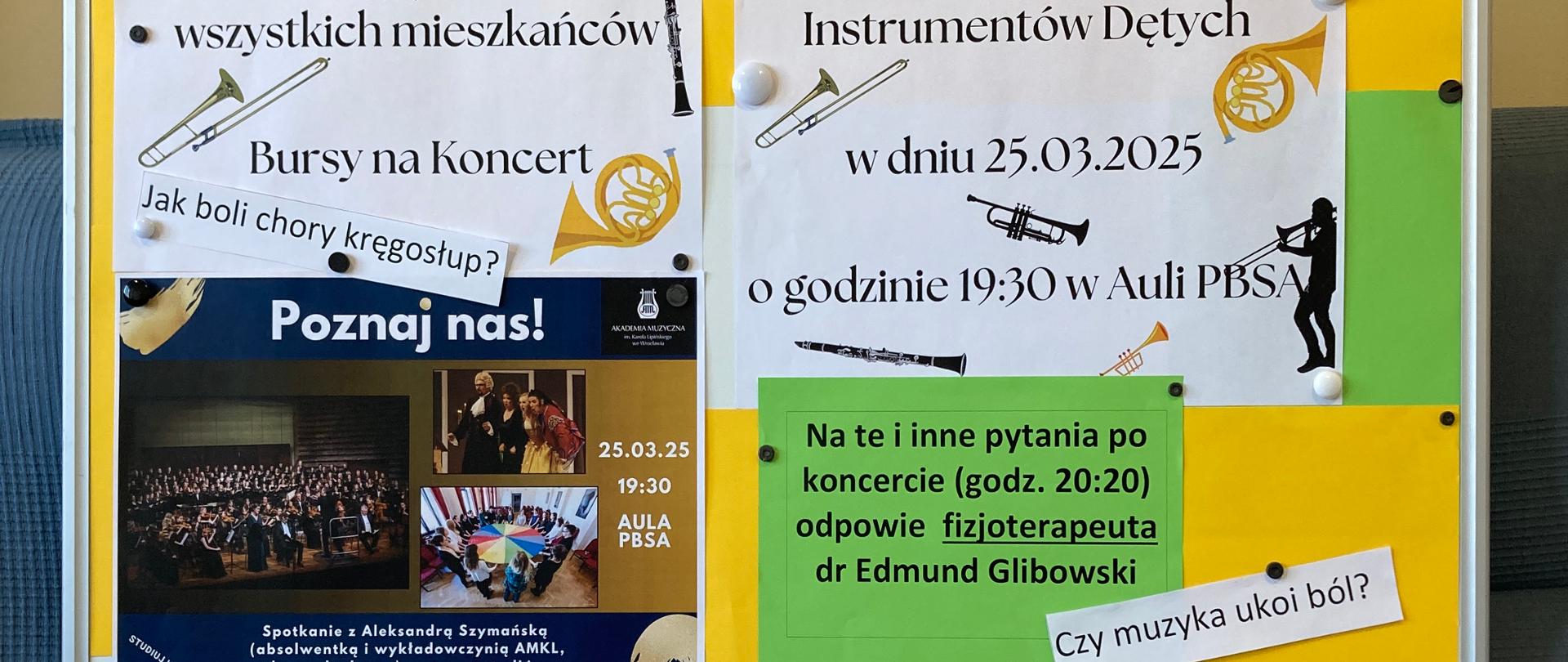 Na zdjęciu tablica, na niej plakat - na żółtym tle białe kartki z wydrukiem czarną czcionką, informujące o koncercie instrumentów dętych w dniu 25 marca 2025 roku w Auli PBSA. Dodatkowo mały plakat z informacjami o AM we Wrocławiu dla przyszłych studentów. Plakat ozdobiony obrazkami przedstawiającymi różne instrumenty dęte jak: saksofon, flet, trąbka, puzon.