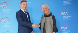 Prezes Państwowej Agencji Atomistyki (PAA) Andrzej Głowacki (z lewej) wymienia uścisk dłoni z Przewodniczącą Kanadyjskiej Komisji Dozoru Jądrowego (CNSC) Ruminą Velshi (z prawej)
