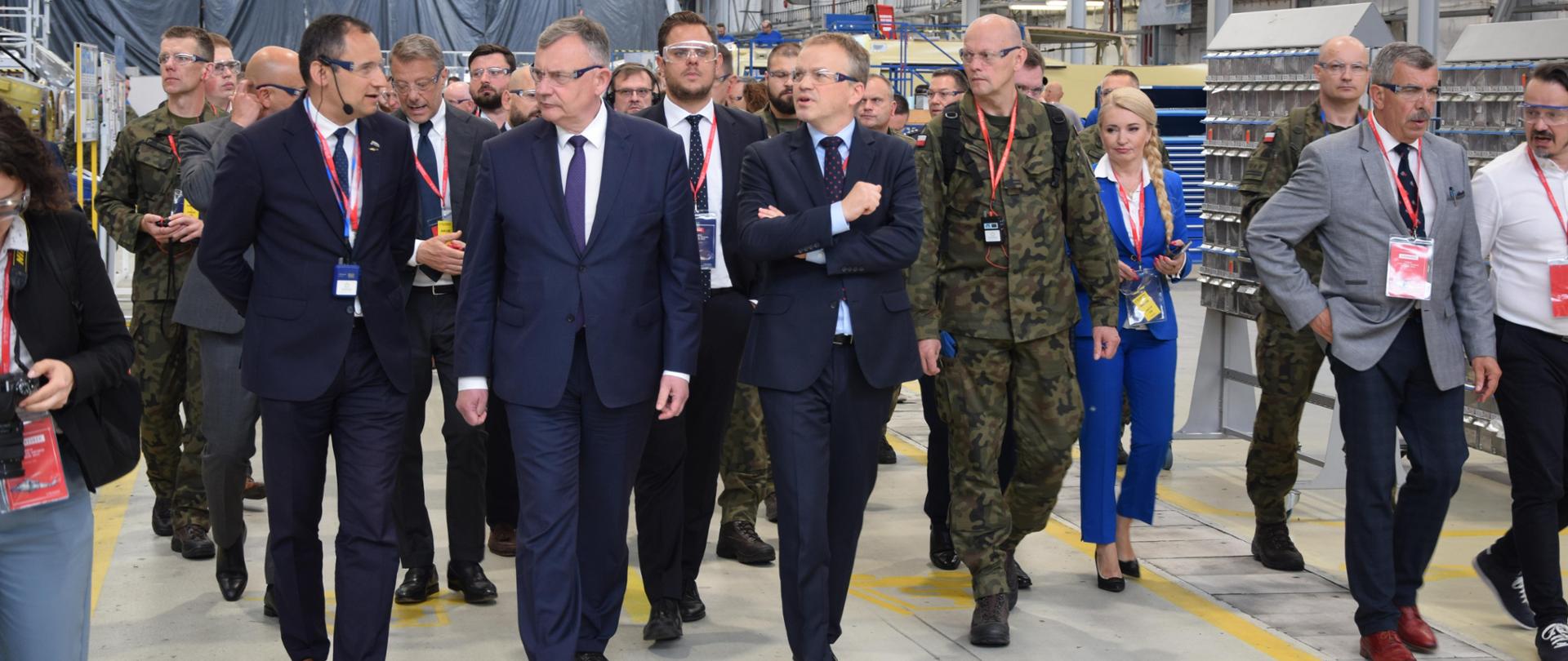 wizyta wiceszefa MON w PZL Świdnik