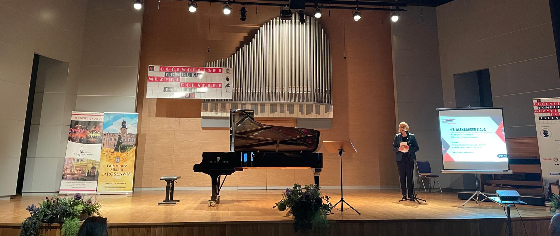 Przemawiająca na scenie Grażyna Sereda - Dyrektor ZPSM im. F. Chopina w Jarosławiu