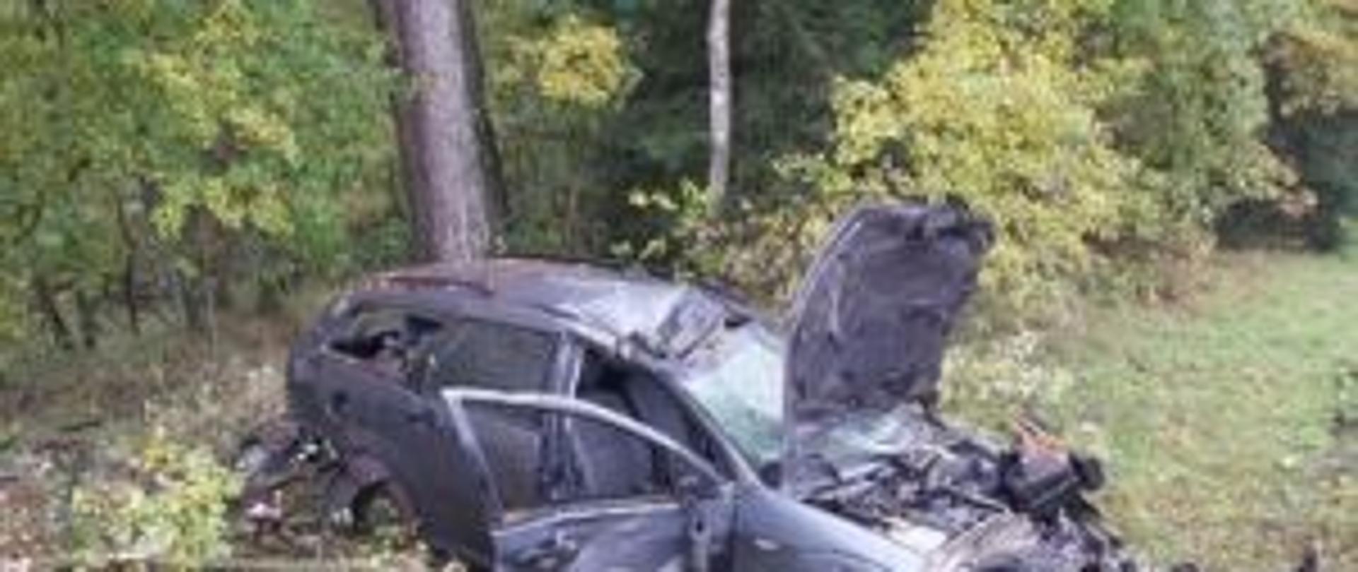 zdjęcie przedstawia wrak rozbitego pojazdu marki Ford