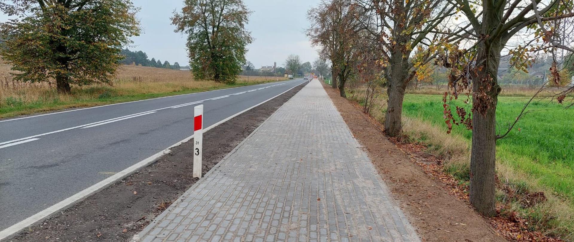 Chodnik przy DK31 w m. Dębogóra