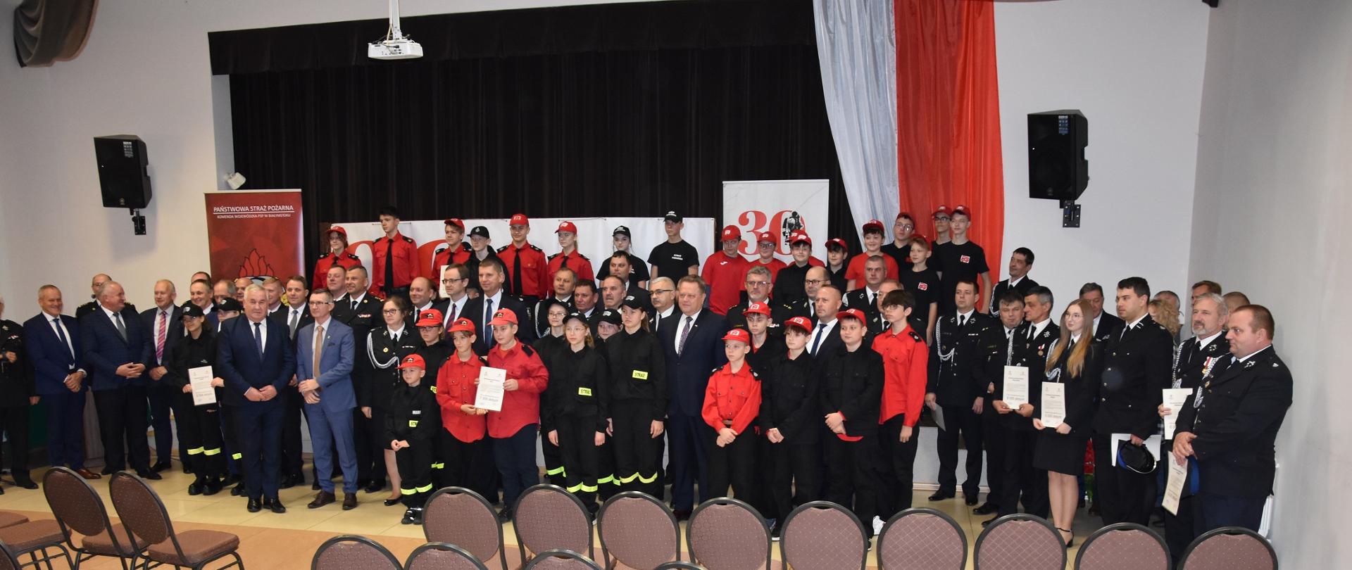 Zdjęcie zbiorowe z przekazania promesów dla MDP