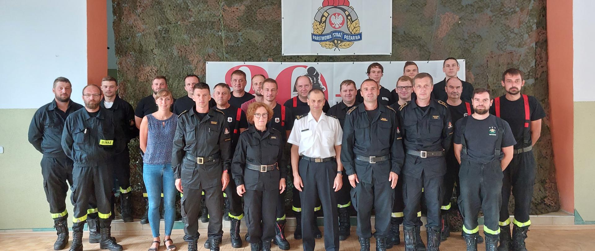 Komisja egzaminacyjna wraz z Zastępcą Komendanta Powiatowego PSP w Żywcu oraz strażacy przystępujący do egzaminu. 