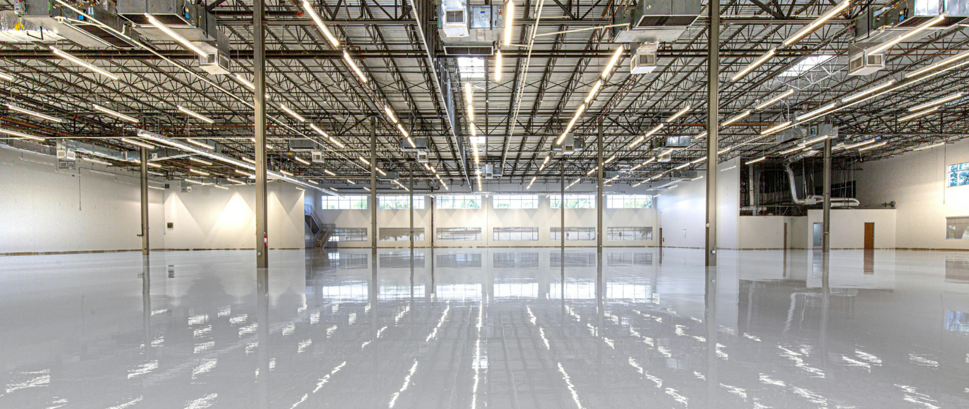 Na zdjęciu wnętrze hali magazynowej