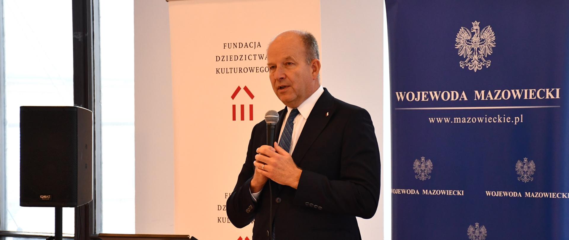 Na zdjęciu widać mężczyznę