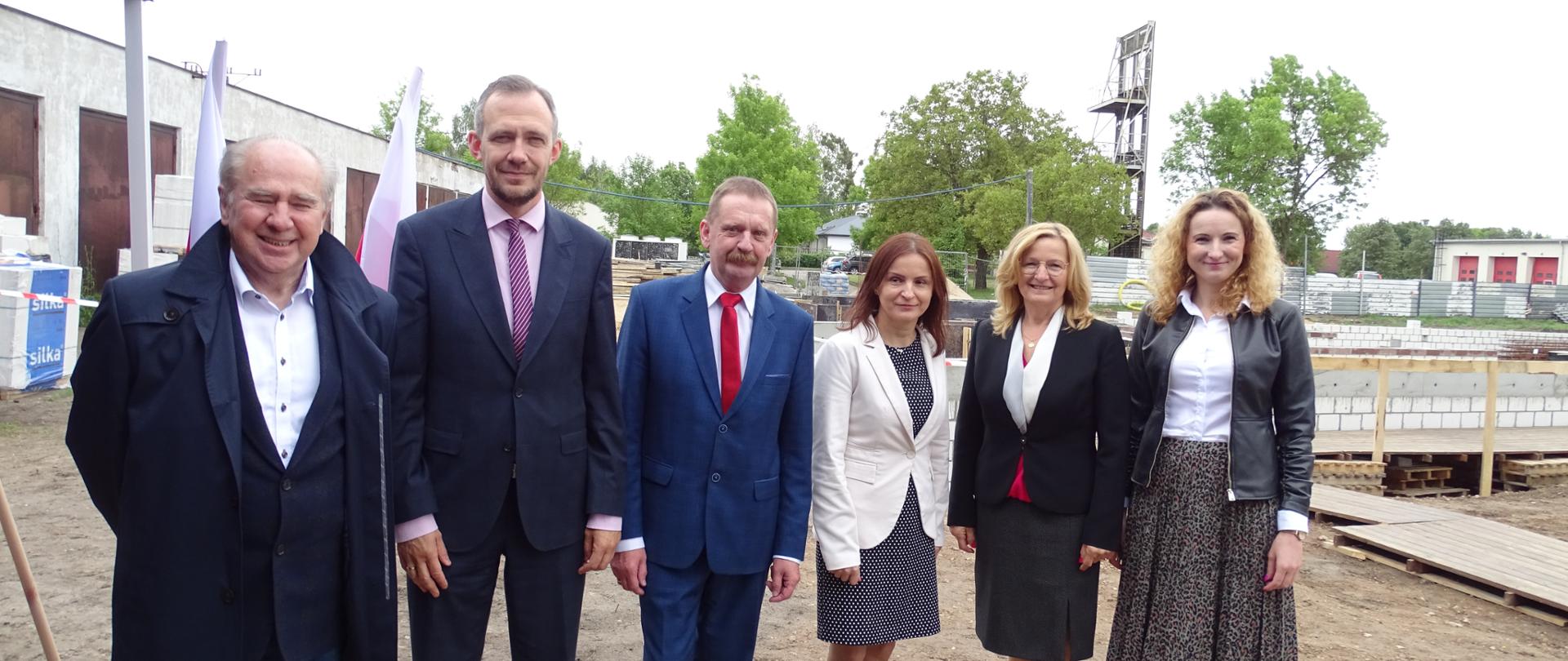 Na zdjęciu widać kobiety i mężczyzn