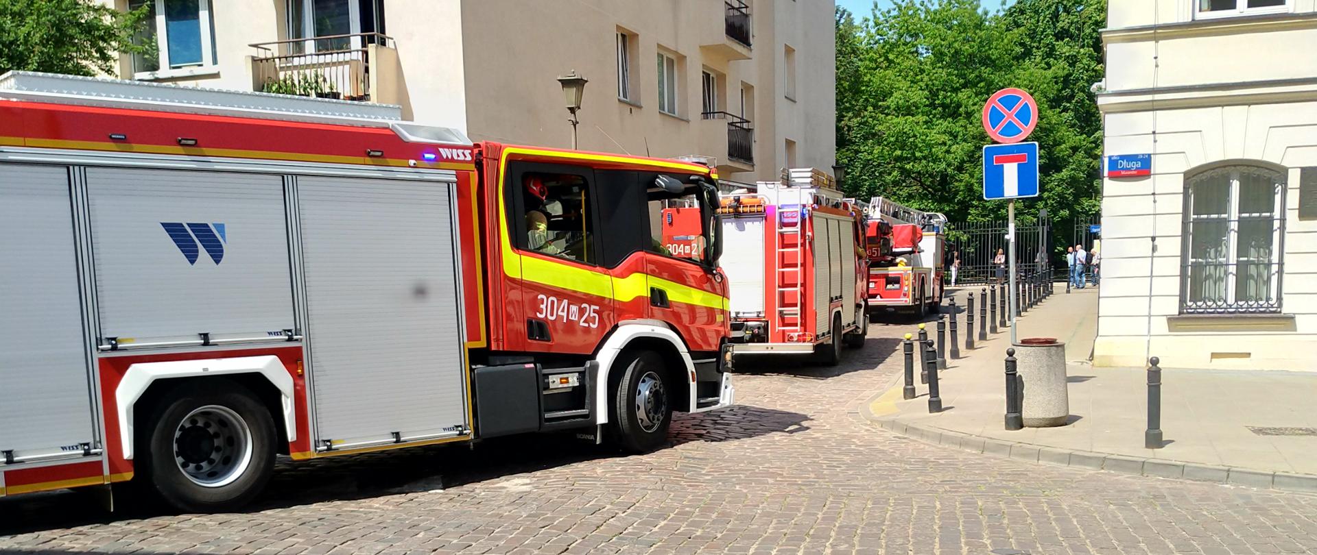 Samochody pod budynkiem