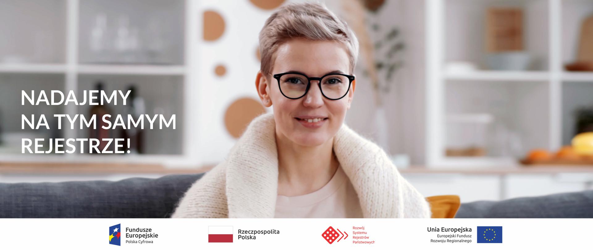 Uśmiechnięta kobieta w okularach, w domu - siedzi na kanapie, ubrana w ciepły sweter. Z lewej strony hasło: Nadajemy na tym samym rejestrze.