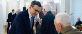Premier Mateusz Morawiecki podczas spotkania we Wrocławiu z przedstawicielami środowisk kombatanckich.