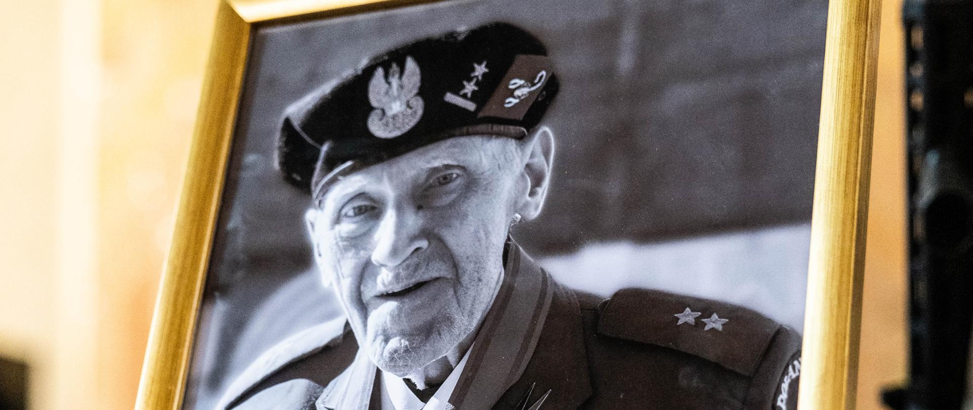 Portret zmarłego porucznika Józefa Skrzyneckiego - zasłużonego łódzkiego kombatanta 