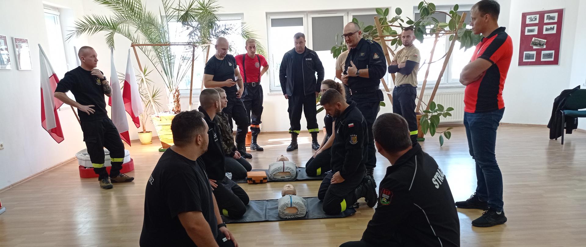 Recertyfikacja kwalifikowanej pierwszej pomocy dla druhów OSP powiatu brzeskiego - zdjęcie przedstawia druhów OSP podczas wykonywania RKO