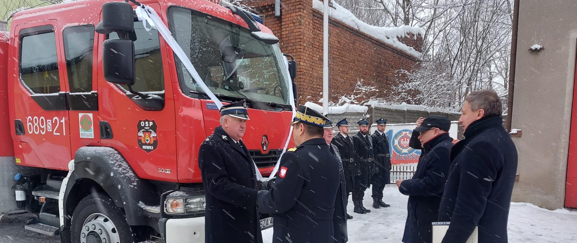 Przekazanie samochodu ratowniczo-gaśniczego dla jednostki OSP Niwki