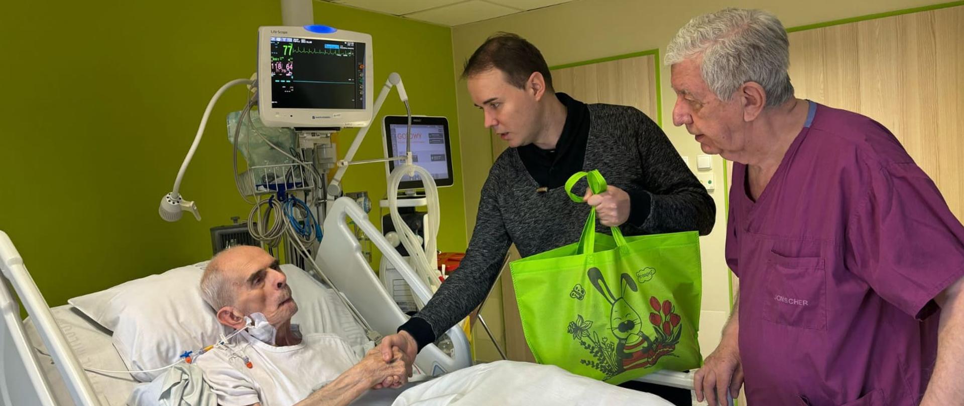 Paczki świąteczne od wojewody łódzkiego dla kombatantów i weteranów wojennych z regionu łódzkiego