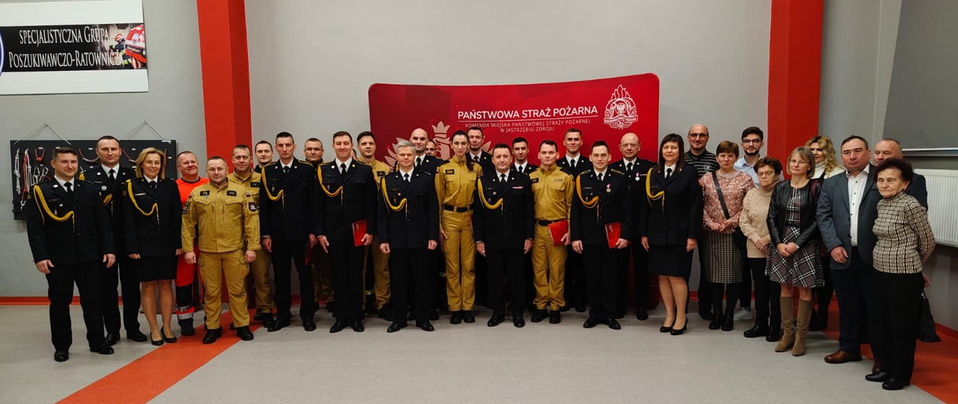 Wspólne pamiątkowe zdjęcie po uroczystości ślubowania strażaków