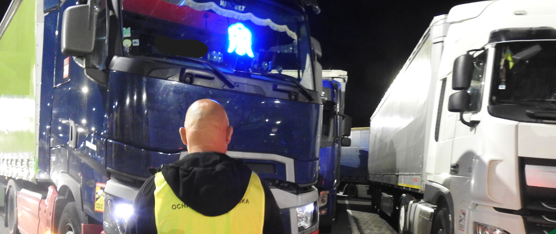 Inspektor Wojewódzkiego Inspektoratu Ochrony Środowiska w Opolu podczas nocnej akcji nielegalne odpady