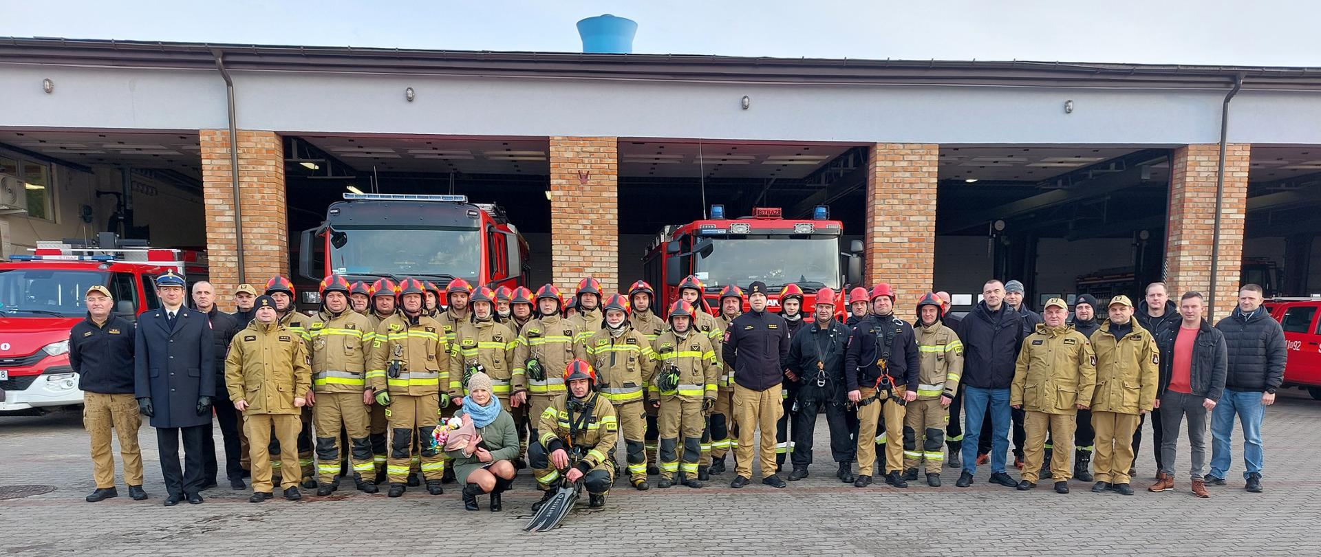 Pożegnanie ze służbą Z-cy D-cy JRG PSP w Ostrołęce - wspólne zdjęcie z kadrą