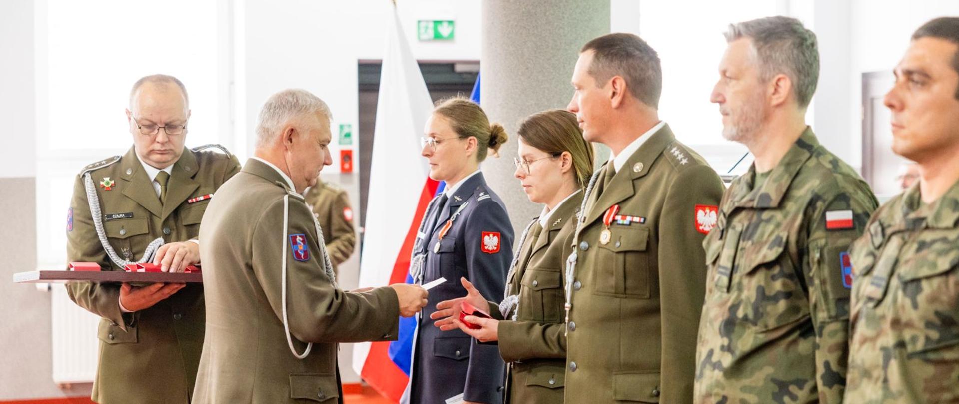 Żołnierze podczas wręczania odznaczeń z okazji Święta Wojskowego Centrum Kształcenia Medycznego