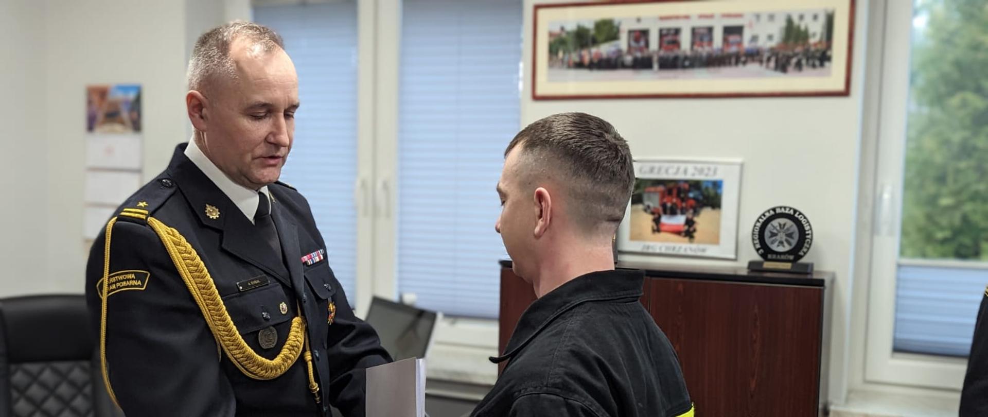 Uroczyste ślubowanie funkcjonariusza przyjętego do służby w Państwowej Straży Pożarnej