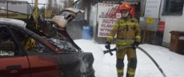 Zdjęcie nr 3 spalonego samochodu, dogaszanie Audi