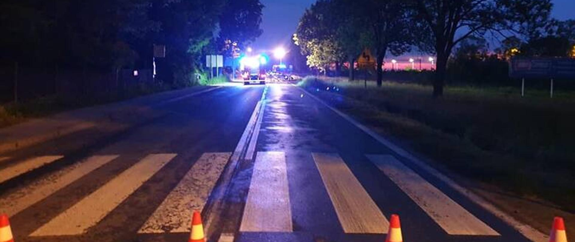 Noc, zamknięta droga i samochód strażacki