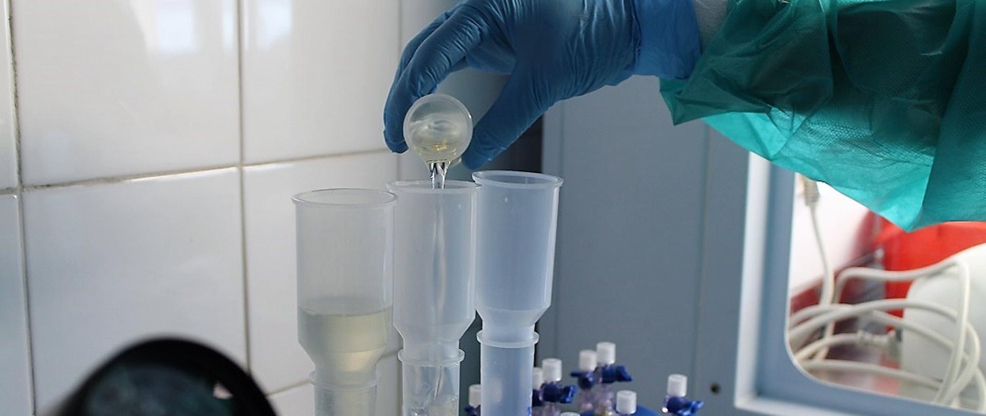 badanie ścieków w laboratorium - wlewanie ścieków z probówki do urządzenia do wykonywania badań laboratoryjnych 