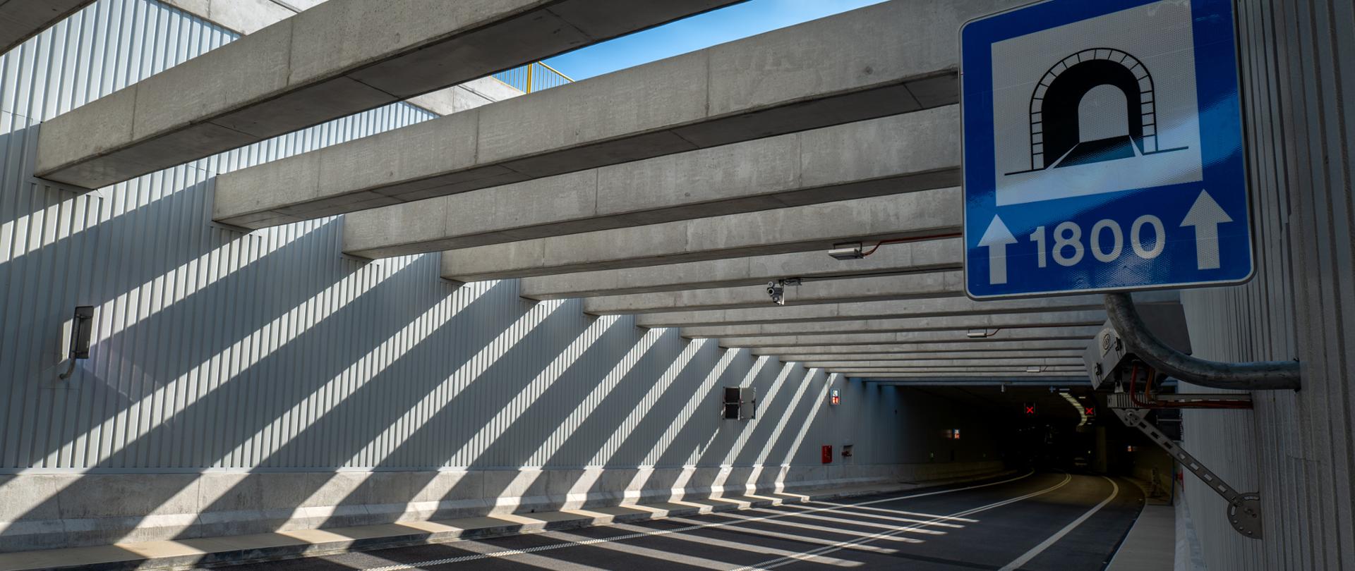 Wlot do tunelu - oznakowanie z podaną długością tunelu