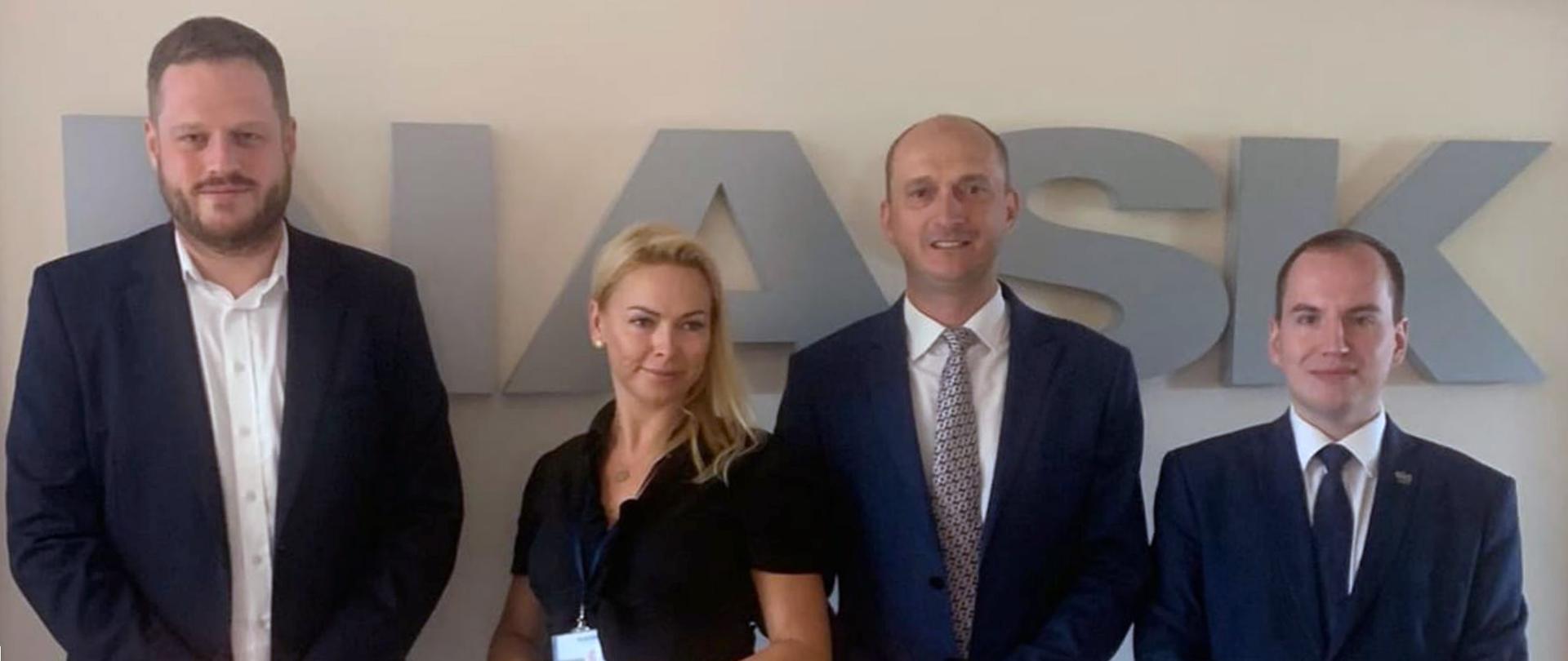 Ministrowie Janusz Cieszyński i Adam Andruszkiewicz oraz przedstawiciele NASK - Magdalena Sawicka - Zastępca Dyrektora Oddziału NASK w Białymstoku oraz Mariusz Madejczyk - Dyrektor Oddziału NASK w Białymstoku.