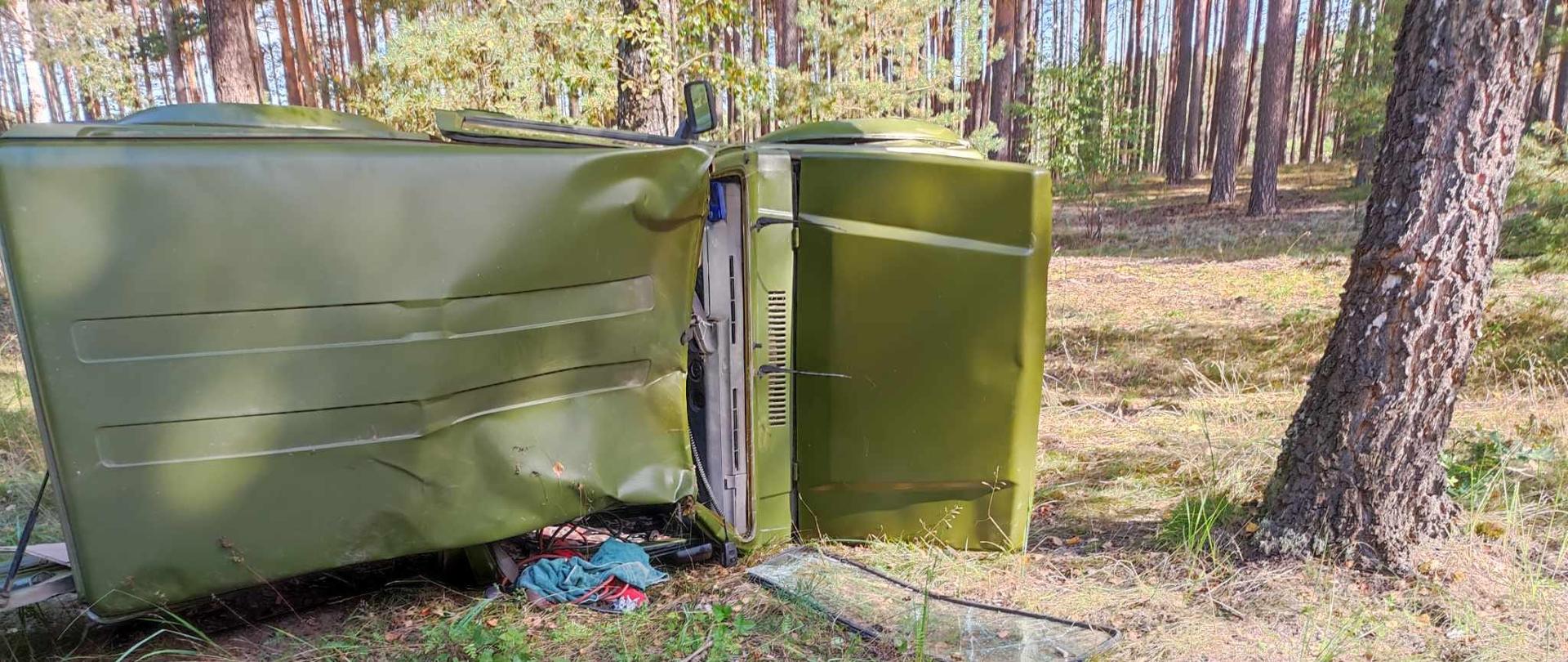 Uszkodzony samochód blisko drzewa