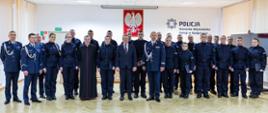 
Tłum policjantów w sali konferencyjnej
