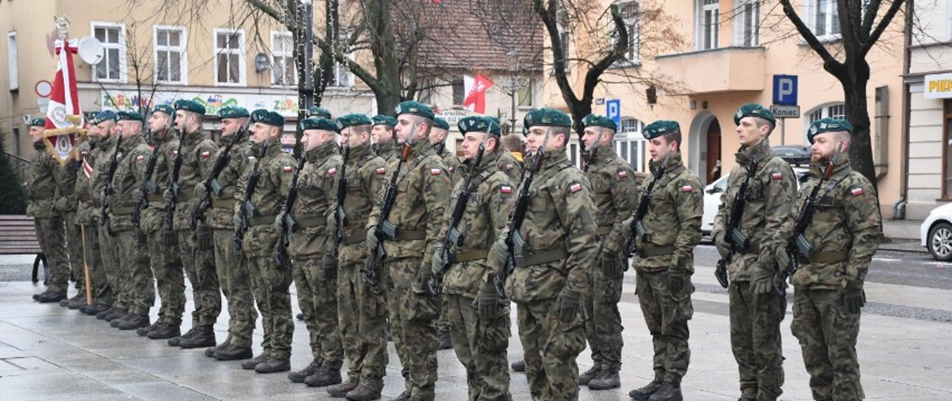 RYNEK, DWUSZEREG ŻOŁNIRZY Z BRONIĄ