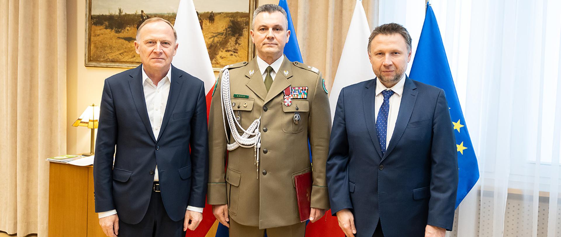 Na zdjęciu minister Marcin Kierwiński, sekretarz stanu Czesław Mroczek i gen. bryg. SG Robert Bagan