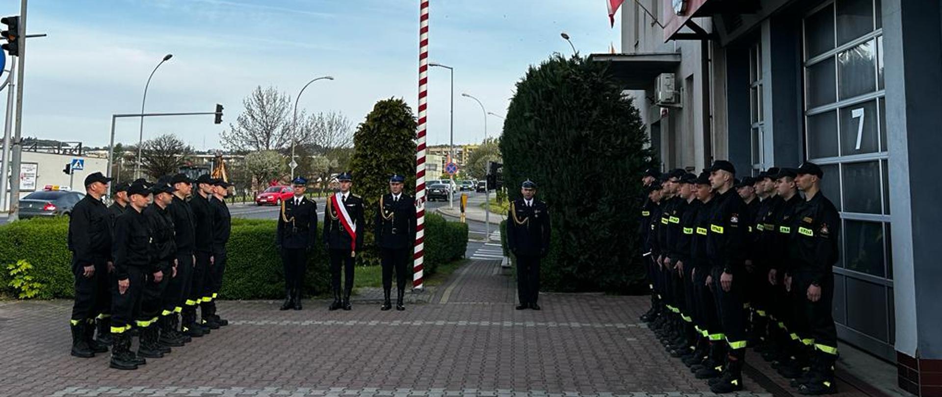 Na zdjęciu strażacy JRG Przemyśl podczas uroczystego podniesienia flagi państwowej