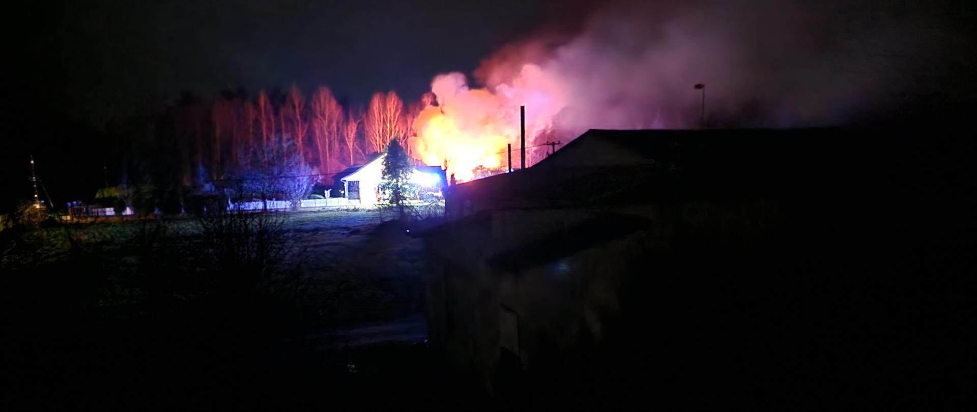 Pożar budynku gospodarczego Gołębiów budynek w ogniu