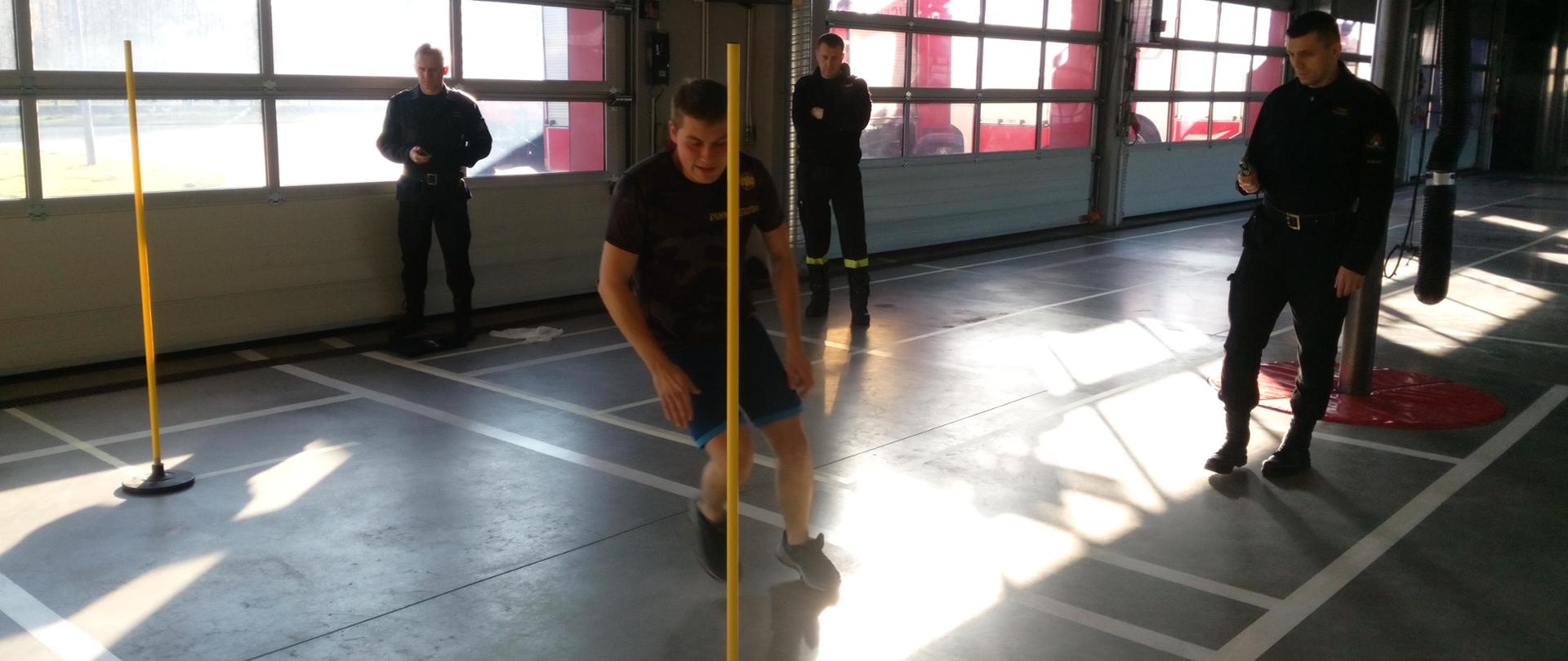 kandydat do służby wykonuje bieg po kopercie będący elementem testu sprawności fizycznej