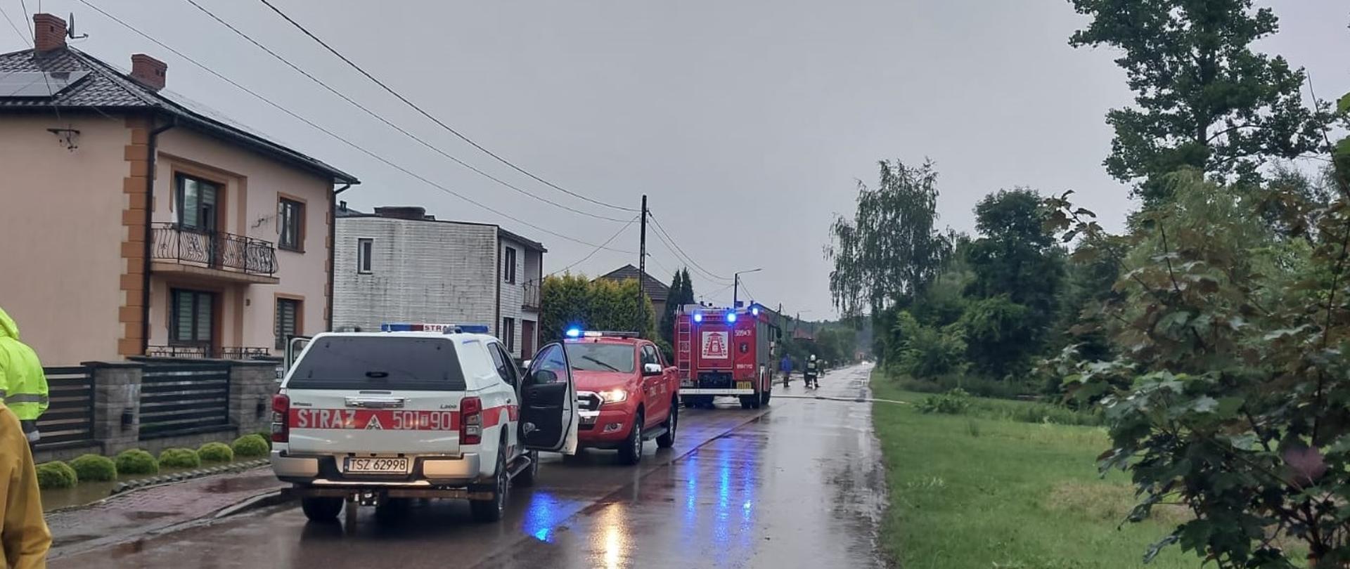 Działania ratownicze podczas intensywnych opadu deszczu.