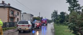 Działania ratownicze podczas intensywnych opadu deszczu.