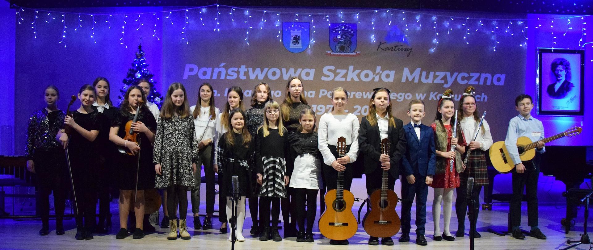 na zdjęciu widoczni są uczniowie, którzy wystąpili na koncercie
