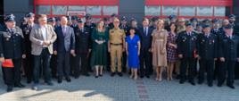 Komendant Główny PSP pozuje do zdjęcia grupowego z druhami i przedstawicielami władz. 