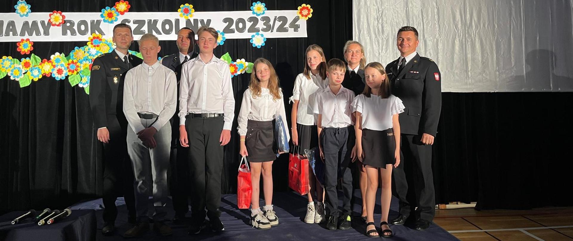 Zdjęcie grupowe laureatów konkursu wraz z Zastępcą Komendanta Miejskiego Państwowej Straży Pożarnej w Częstochowie oraz Dyrekcją szkoły i zaproszonymi gośćmi. 