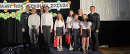Zdjęcie grupowe laureatów konkursu wraz z Zastępcą Komendanta Miejskiego Państwowej Straży Pożarnej w Częstochowie oraz Dyrekcją szkoły i zaproszonymi gośćmi. 