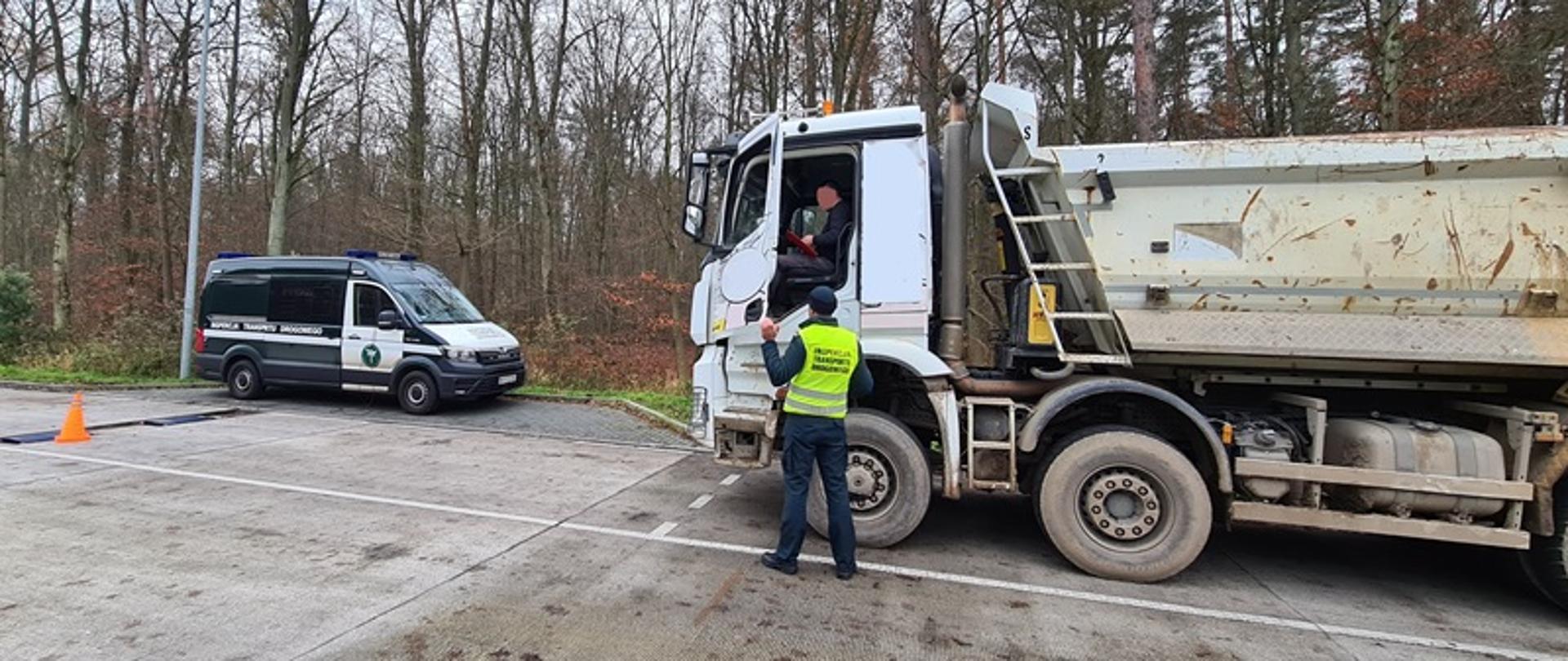 Kierowca nie zabezpieczył przewożonego ładunku sypkiego