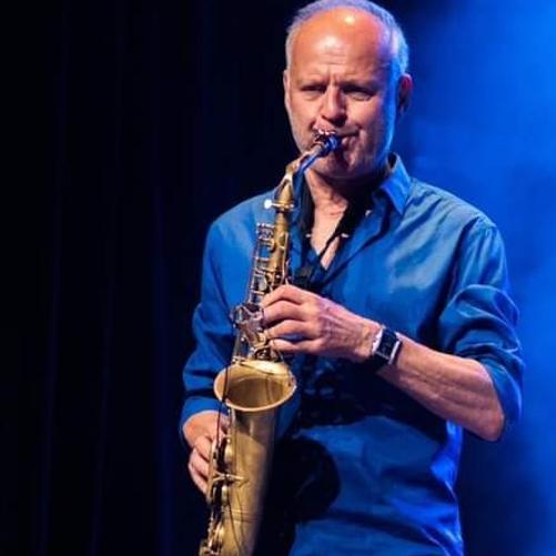 prof. dr hab. Ryszard Krawczuk - big band - saksofonista jazzowy, kompozytor, wykładowca w Katedrze Jazzu Akademii Muzycznej im. Krzysztofa Pendereckiego w Krakowie oraz w Krakowskiej Szkole Jazzu i Muzyki Rozrywkowej. Absolwent Wydziału Jazzu Akademii Muzycznej w Katowicach. 