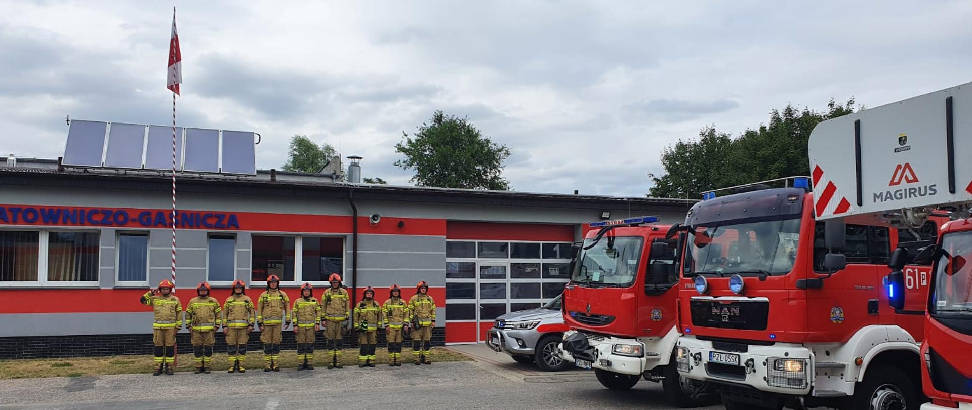 samochody strażackie strażacy w rzędzie