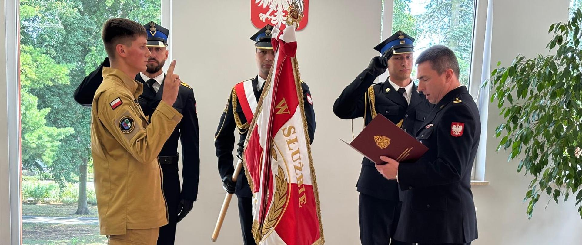 Uroczysta zbiórka z okazji ślubowania nowo przyjętego strażaka, powołania funkcjonariuszy na wyższe stanowiska służbowe oraz przyznania nagród jubileuszowych.