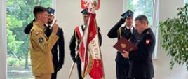 Uroczysta zbiórka z okazji ślubowania nowo przyjętego strażaka, powołania funkcjonariuszy na wyższe stanowiska służbowe oraz przyznania nagród jubileuszowych.